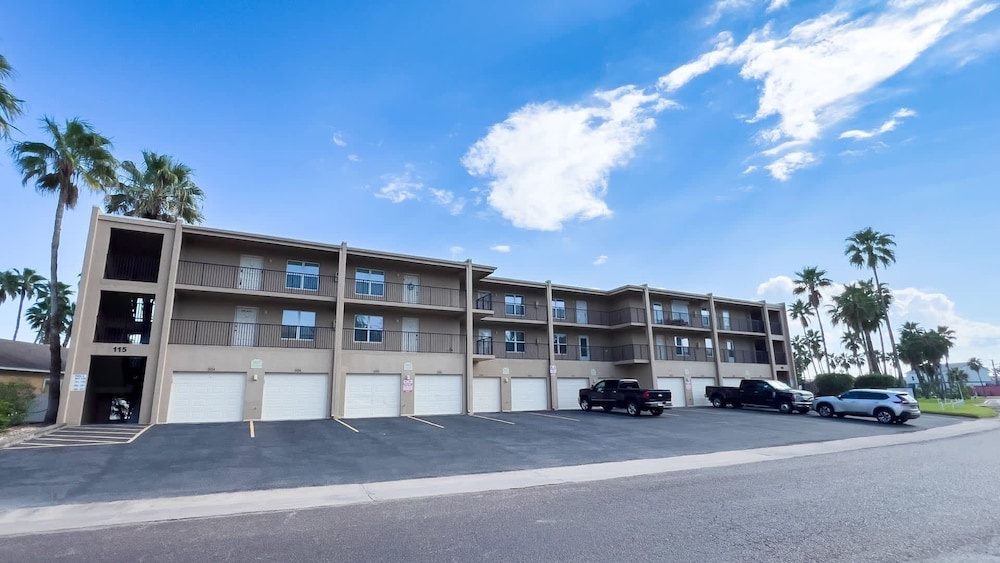 Cozy Family Retreat Steps To Beach Pool / Hot 2 Bedroom Apts
