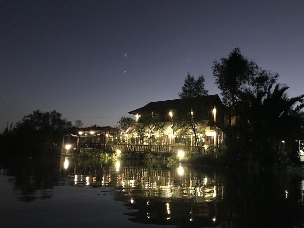 River Jam Amphawa