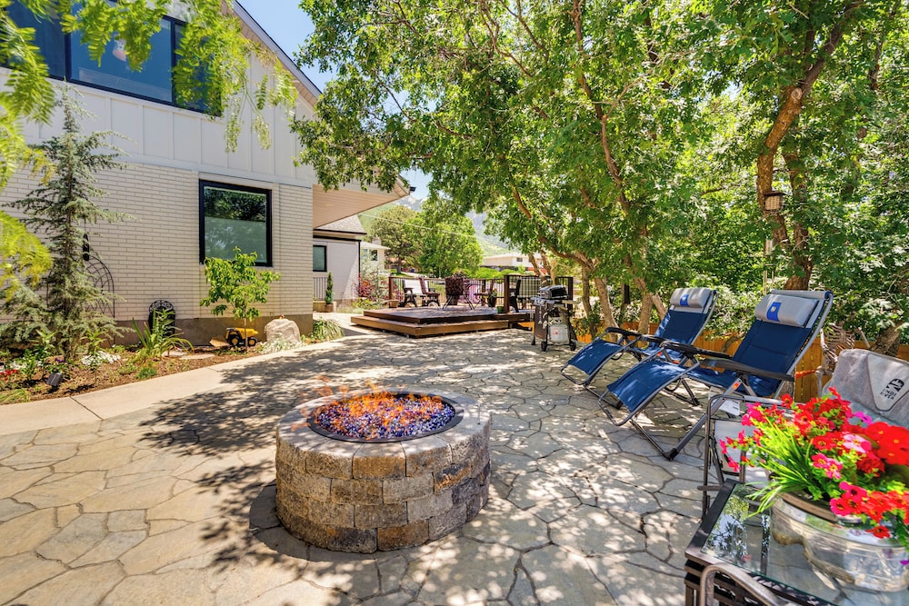 11 Mi to Snowbird Resort: Mtn-view Apt w/ Hot Tub