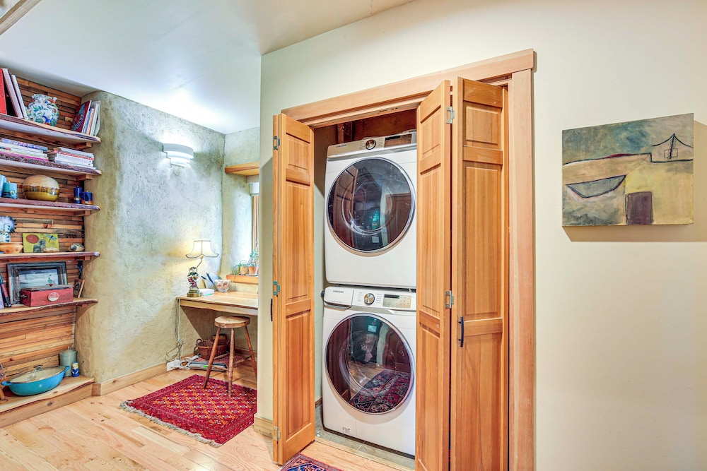 Unique & Serene Retreat, 7 Mi to Downtown Portland