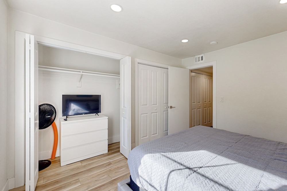 3 BR Lake Condo w/ Shared Pool & Spa