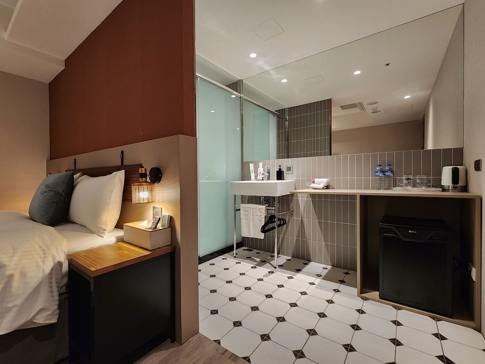 Fun Stay Inn Ximen