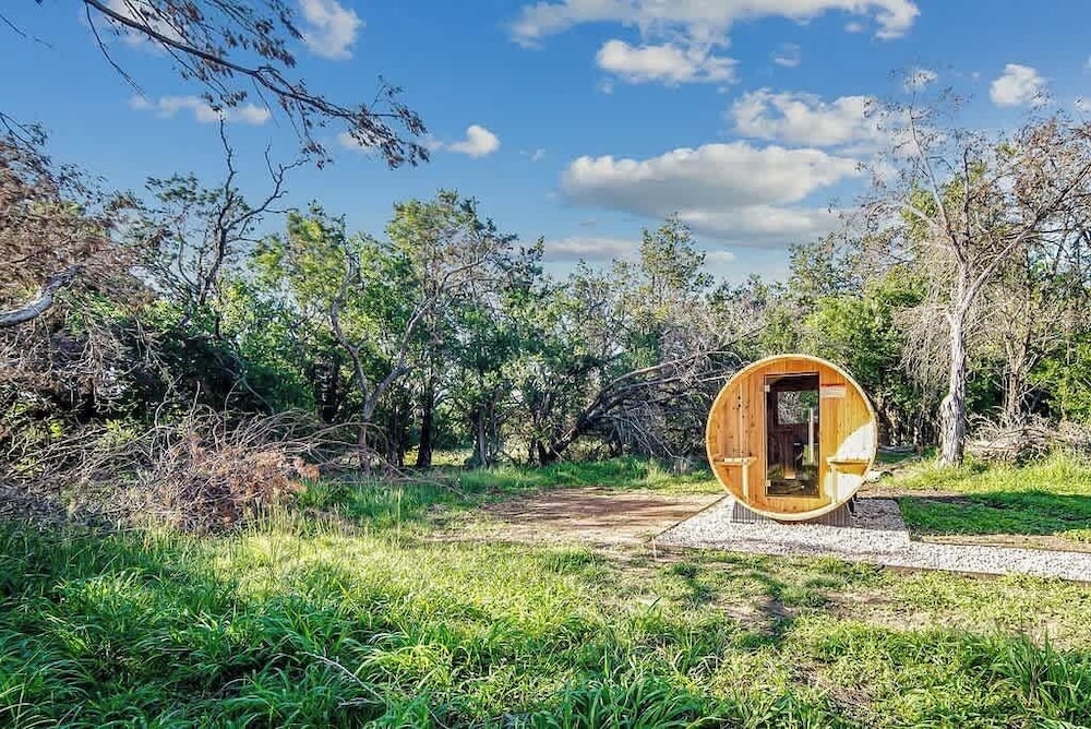 Luxe Poolside Retreat W/sauna-minutes From Downtown!