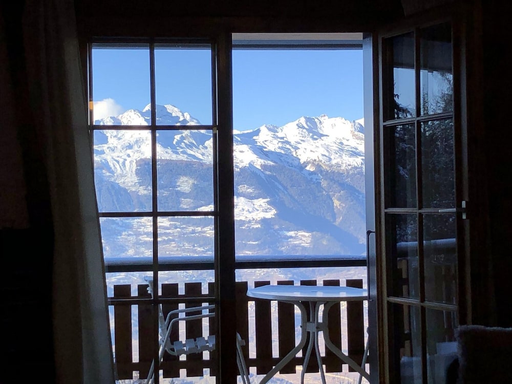 Apartment With Mountain Views