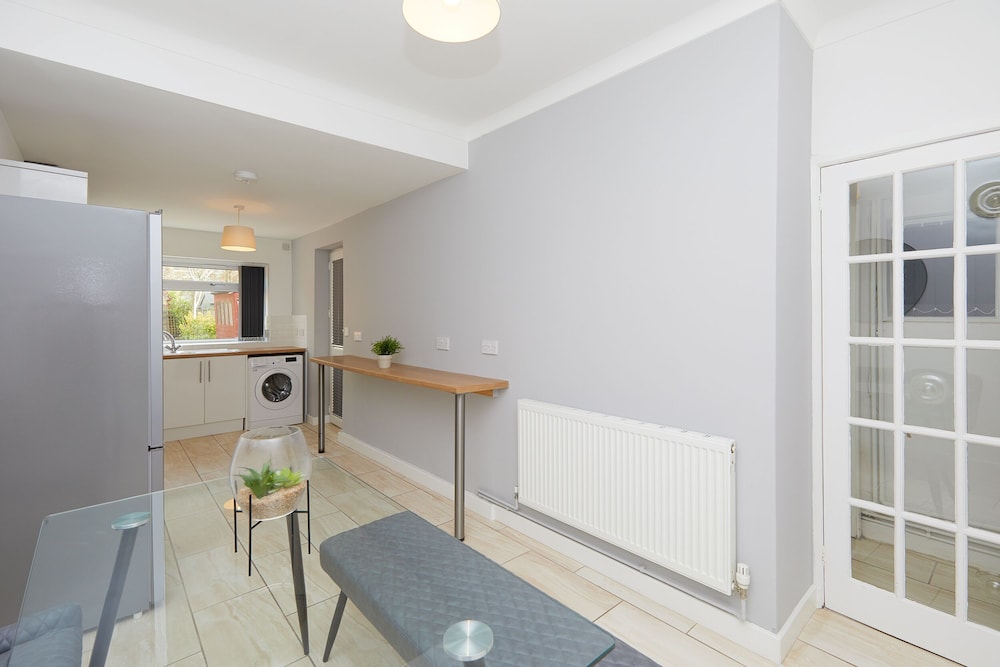 2 Bed Derby House- Parking - Rolls Royce