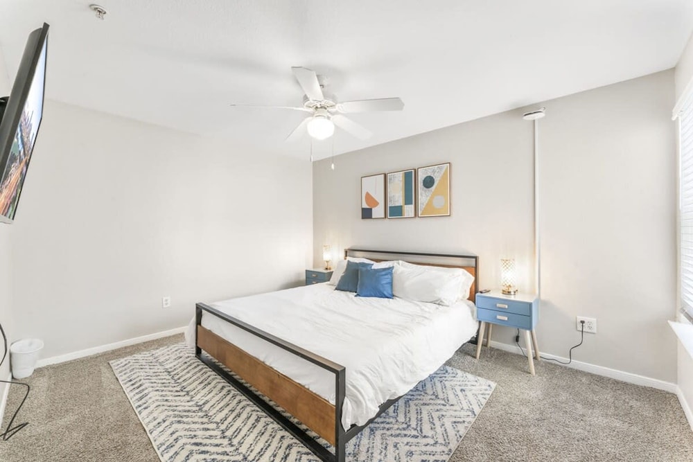 Ideal 2BR King Suite w Gym Pool Close to Downtown