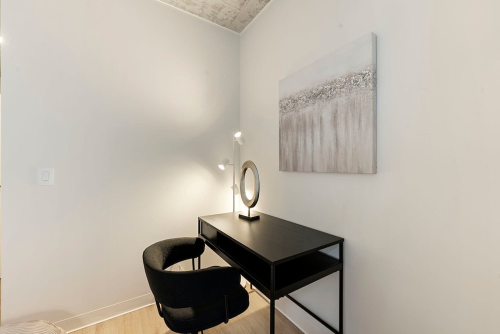 3 Bed 3 Bath High Rise With Gym Amenities