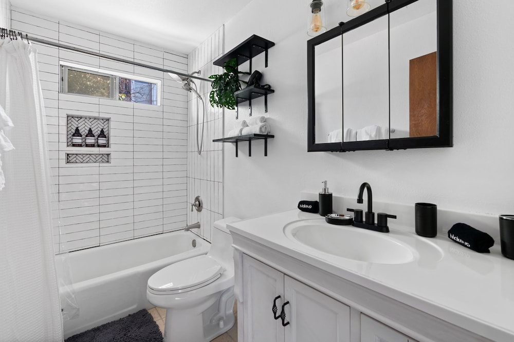 Hillside 3BR KingClose to DT Domain Q2