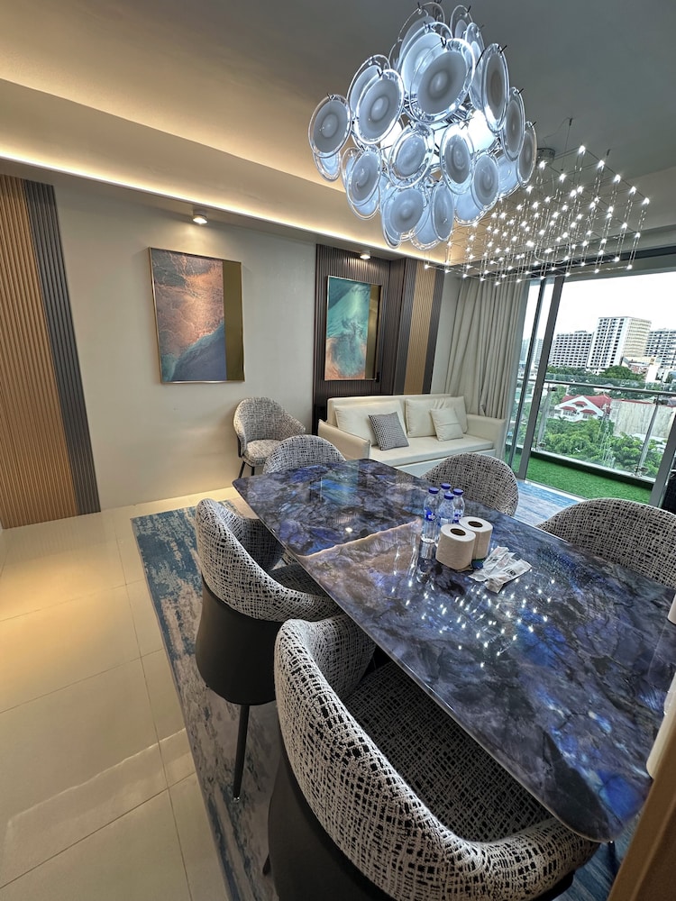 Luxury Penthouse & High-Floor Hotel near City of Dreams, Airport, Okada, and Solaire Casino
