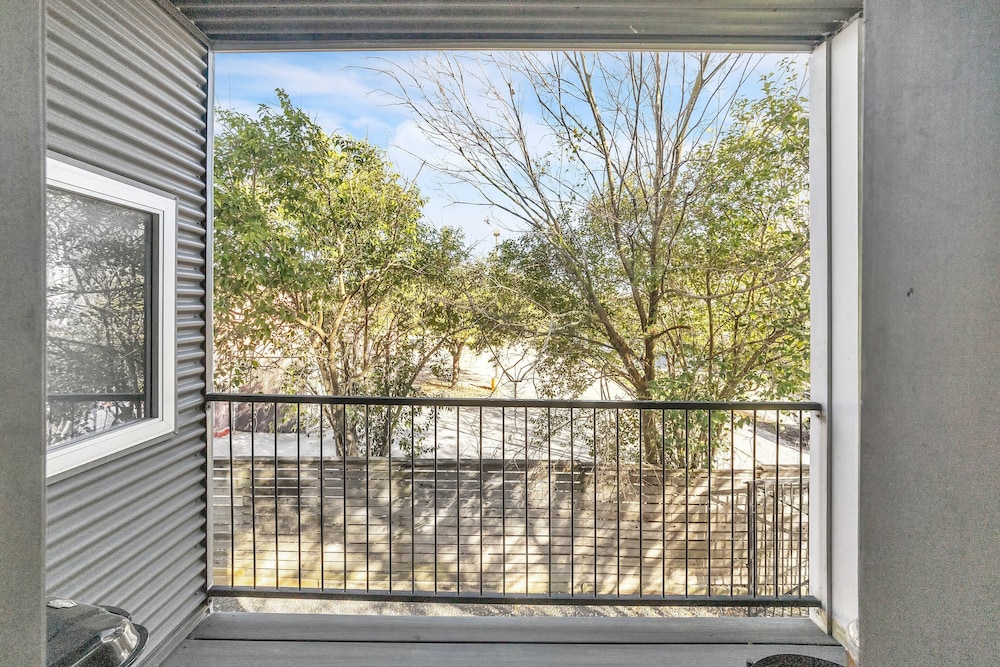 Modern Comfort In The Heart Of Museum District 3 Bedroom Townhouse