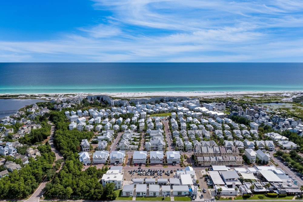 Shine on the Shore by Avantstay Pool Golf Cart