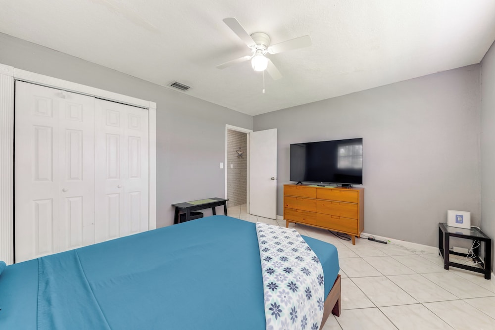 Fenced-in Yard: Home 3 Mi to Hard Rock Stadium!