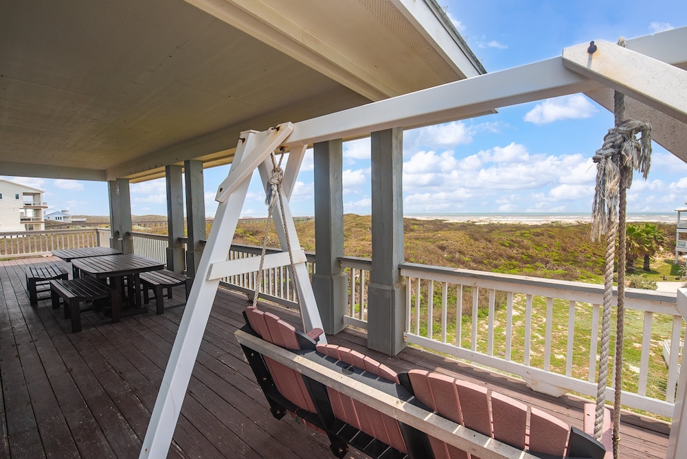 Beach Front Baby Ocean Views, Golf Cart & Pet Friendly!