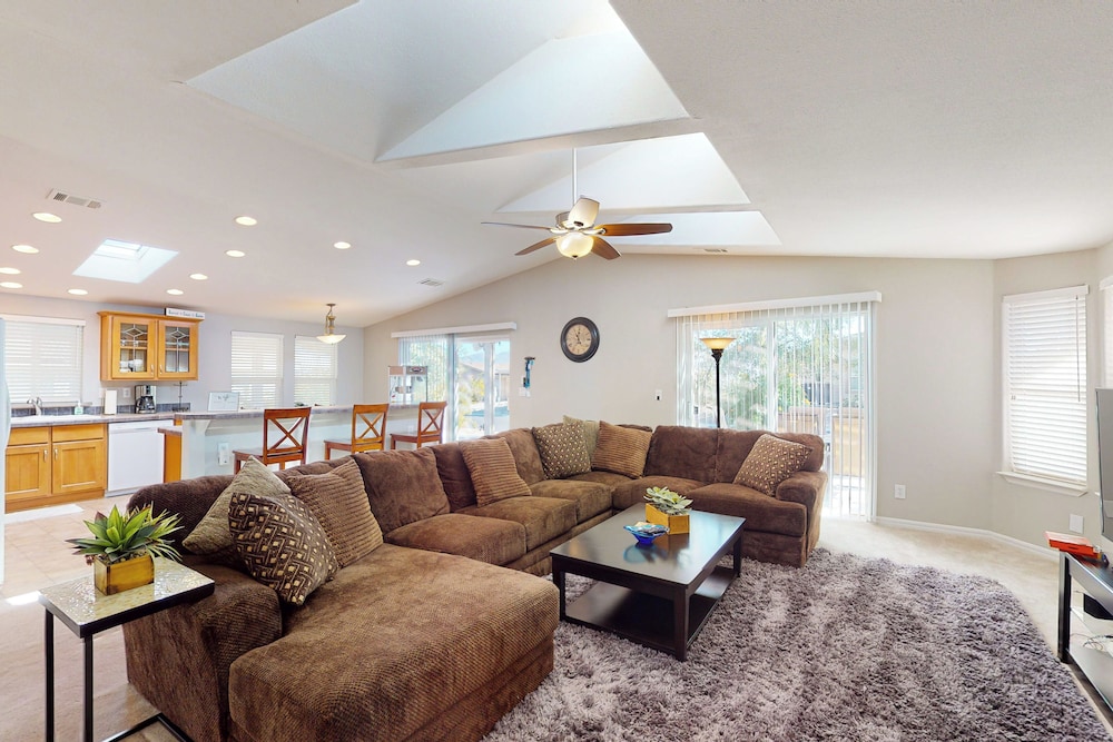 Exclusive 3BR w/ Pool, Hot Tub, W/d, & Clubhouse