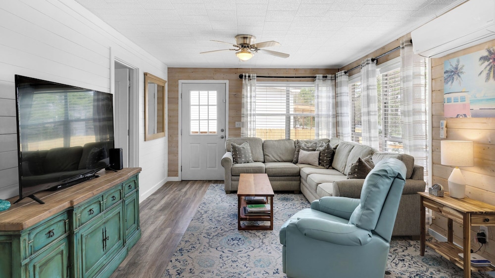 2BR Home, Private Heated Pool, 4 Bikes, Beach Access