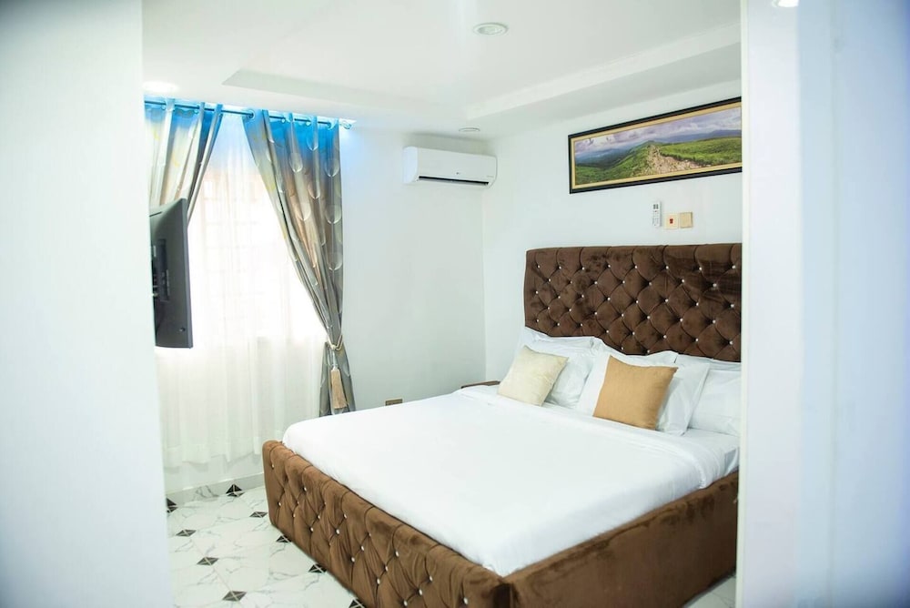 Furnished 3 Bedrooms Apartment With Wifi view 2