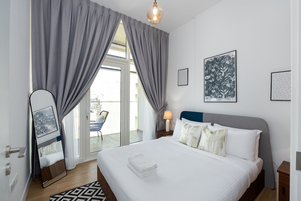 Urban 1BR in Masdar City w Pool View Balcony