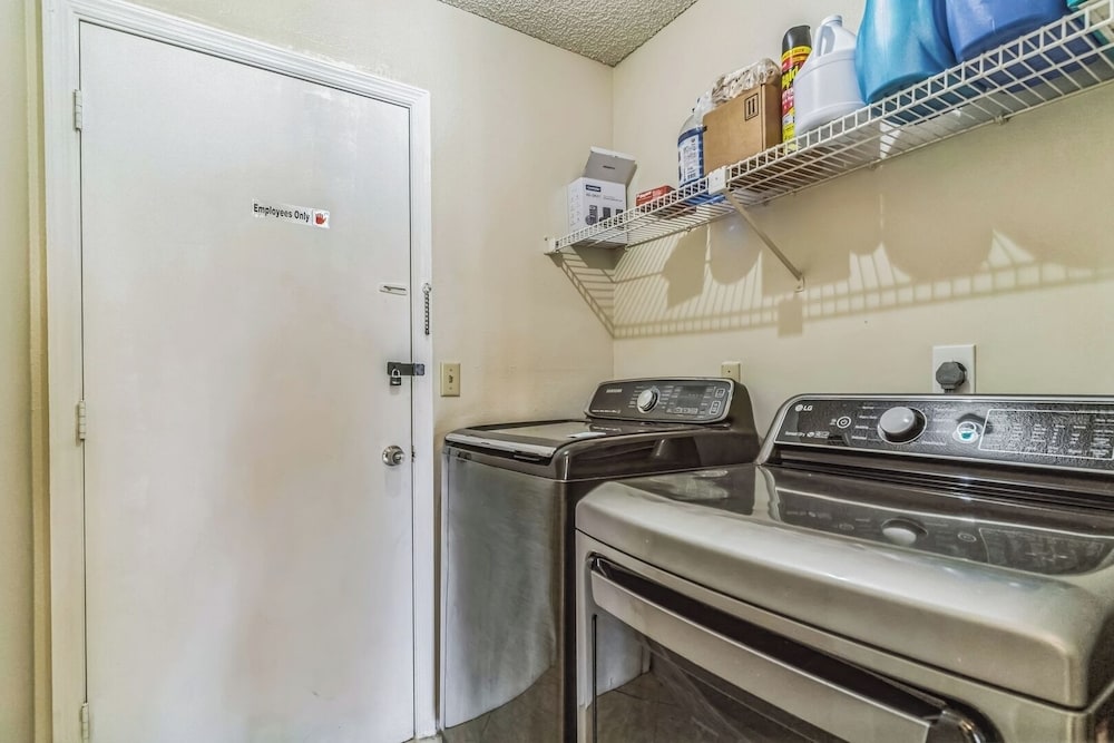 Comfortable 4BR Getaway: Wifi & Parking Included