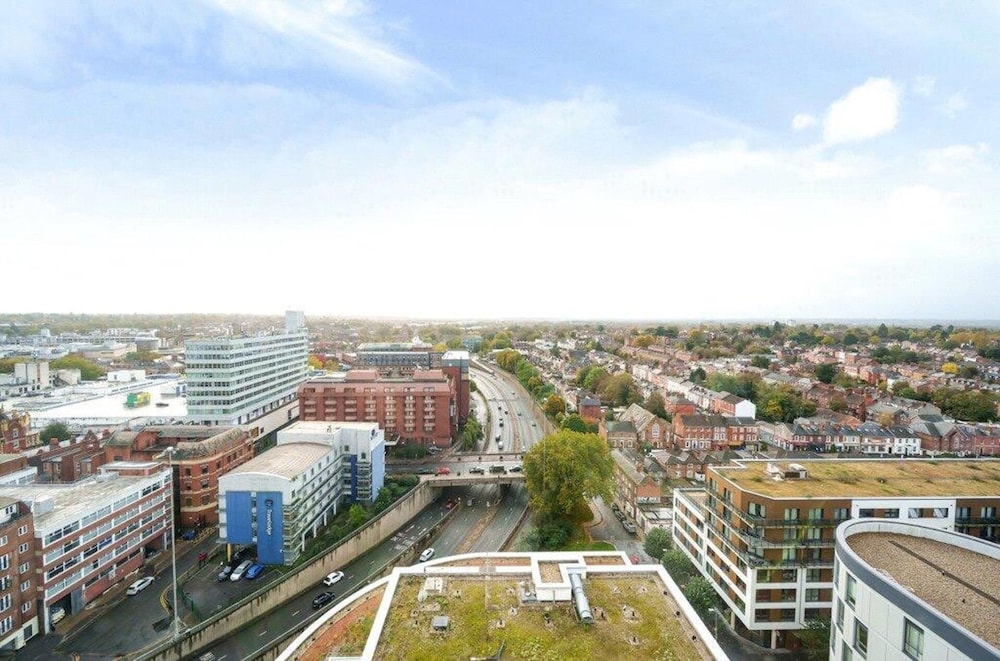 2BR Apartment - Sleeps 4 - Free Parking - Reading