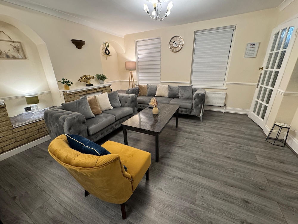 3BR House with Free WiFi All Over UK