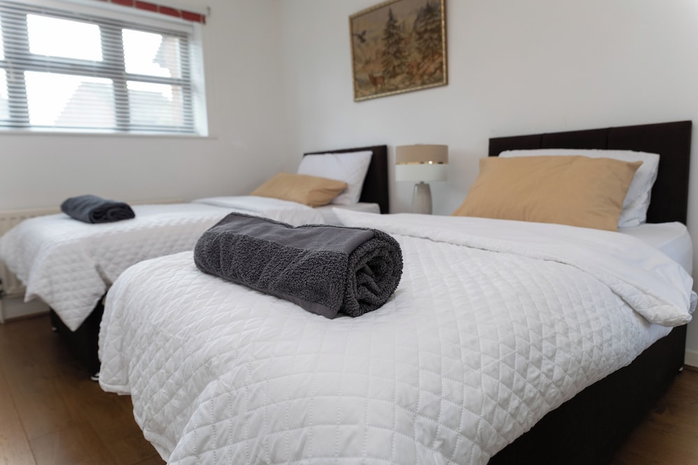 4 Bed House - Sleeps 8 - Hottub - Garden - Parking view 3