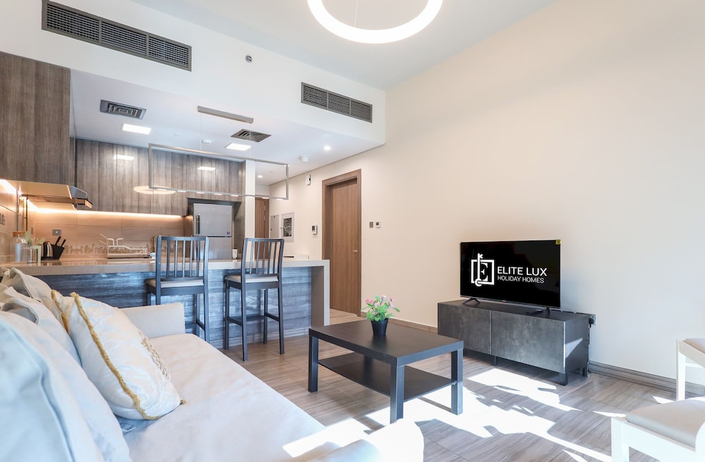 Elite LUX Holiday Homes - Stunning Lake View 1bhk Retreat in JLT Dubai