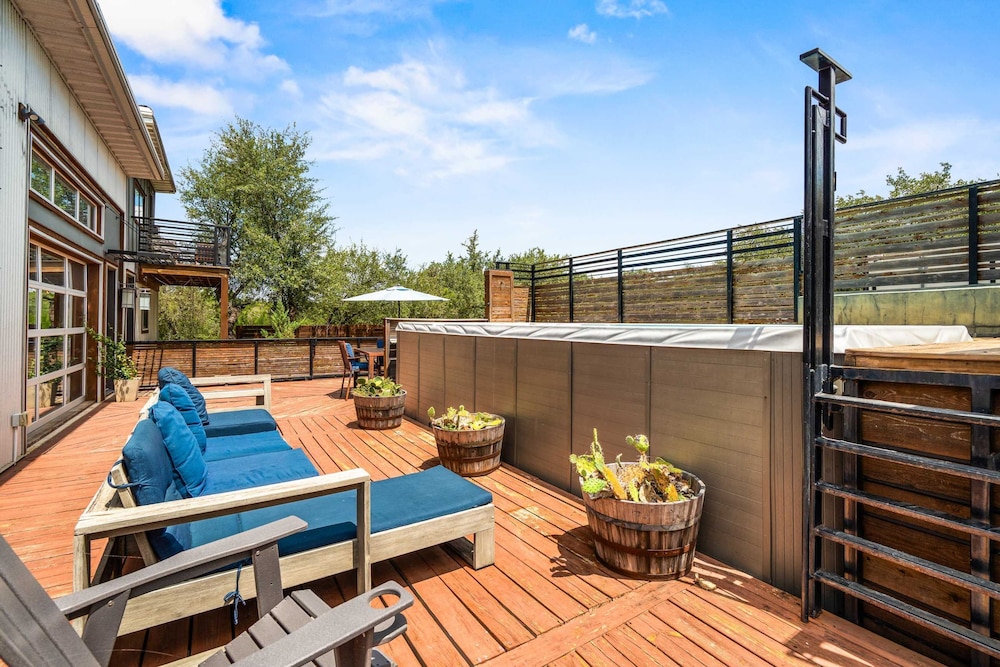 Luxury 7BR Hill Country Gem With Barndominium