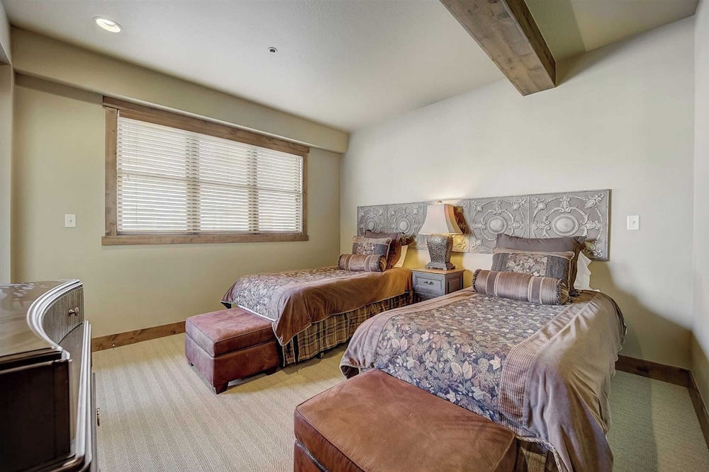 7 Condos, Ski-in/ski-out + Hot Tubs Sleeps 30 Mont Cervin by Avantstay