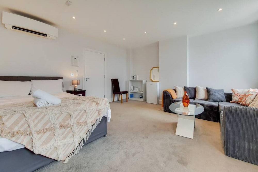 Fabulous Deluxe King Studio With Air-conditioning view 4
