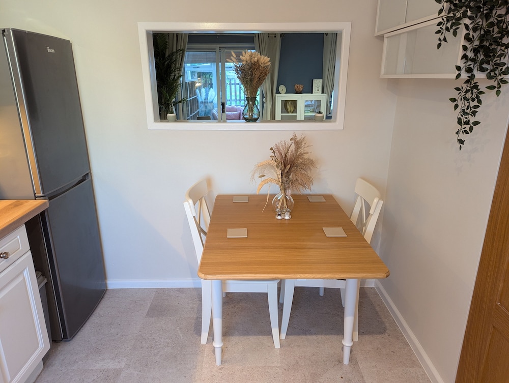 Modern 3B Eastbourne Retreat: Tranquil & Cozy Stay