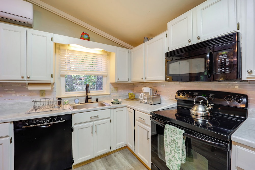Mtn Home w/ Deck & Community Amenities in Newland