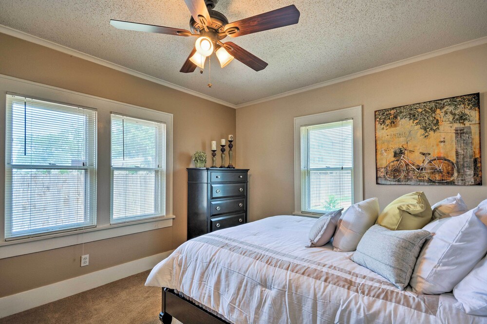 Inviting Lubbock Home > 1 Mi to Downtown view 4
