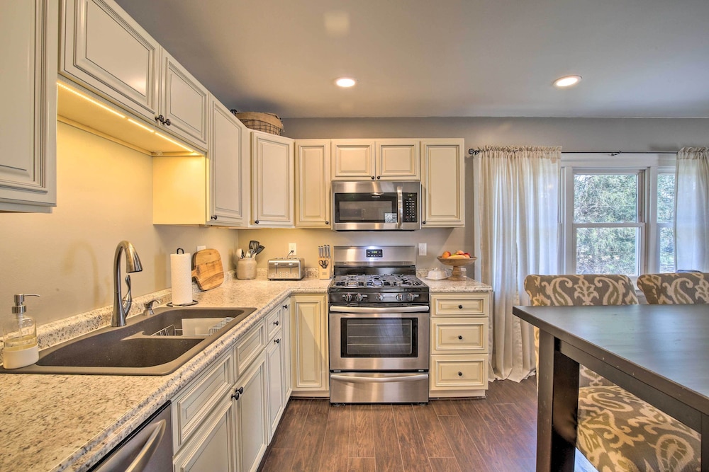 Stylish Pine Plains Home Near Parks Hiking! - Property Image 21