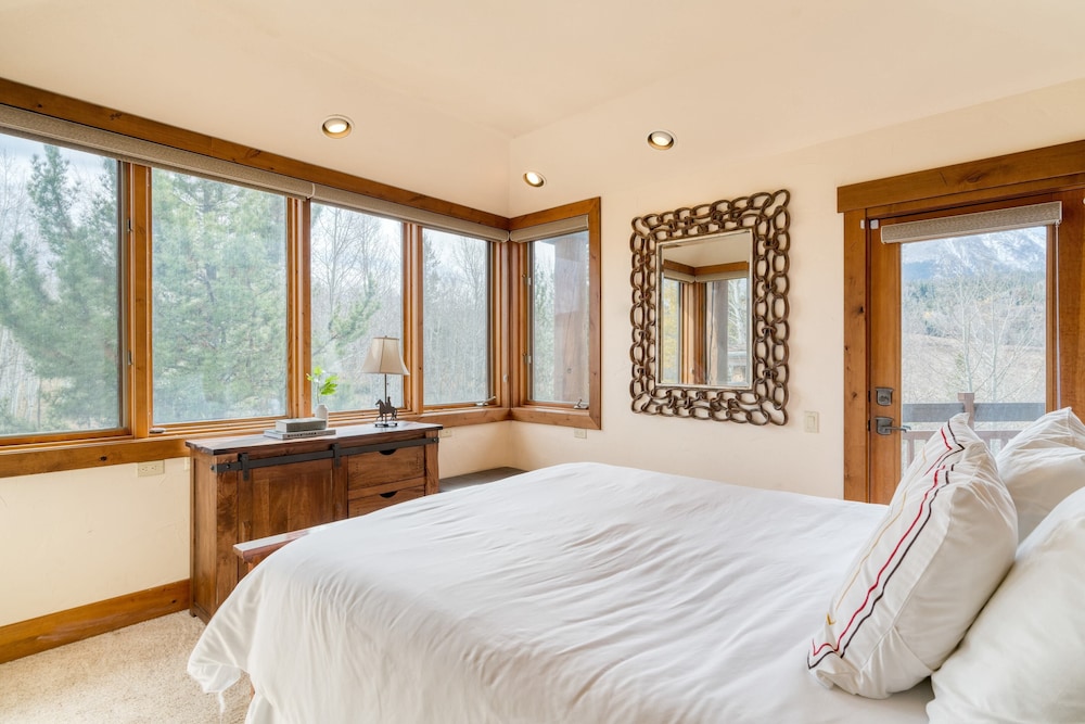 Summit County Vacations - Topaz Estate by Avantstay Luxe Home, Pool View - Property Image 8