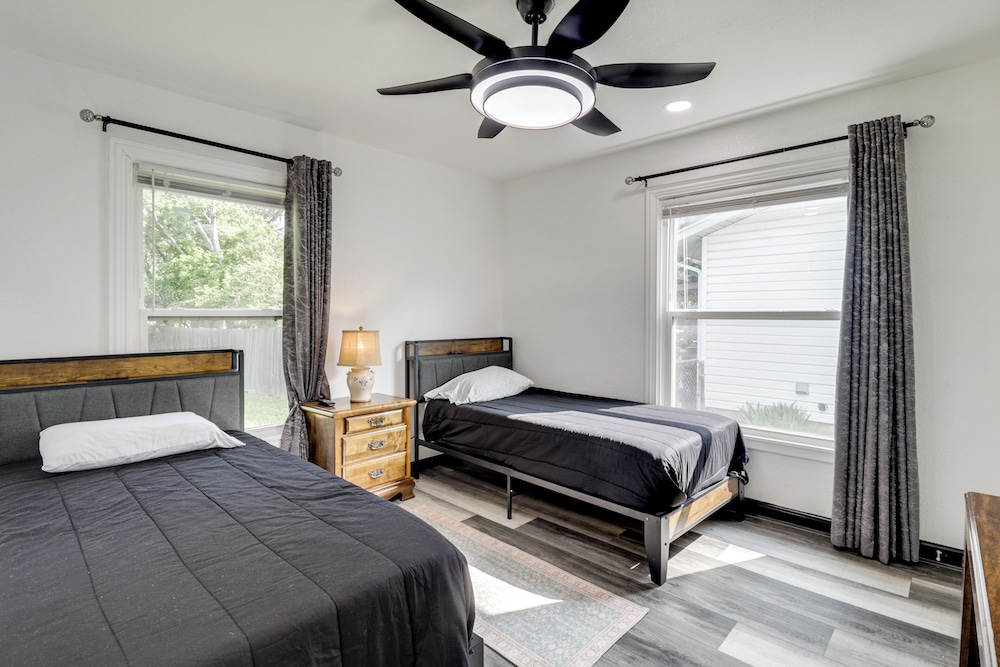 1 Mi to At&t Stadium: Family Home w/ Large Yard!