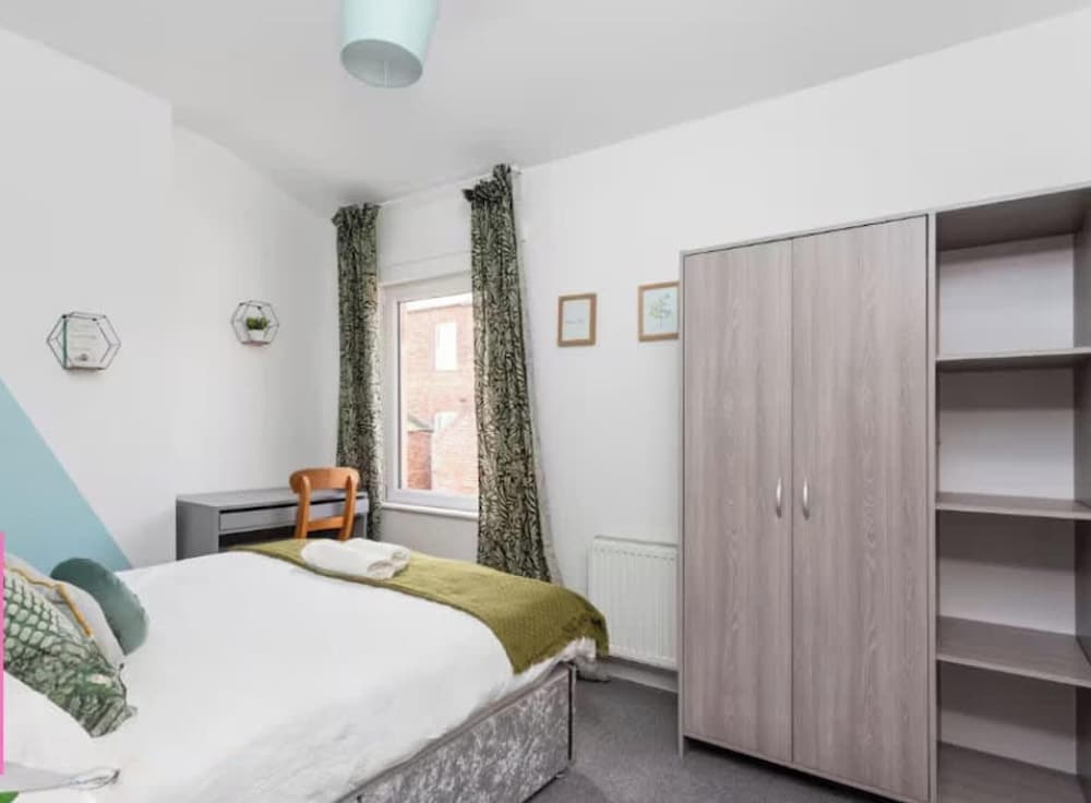 Large 4 Bed House - 4 Double Beds