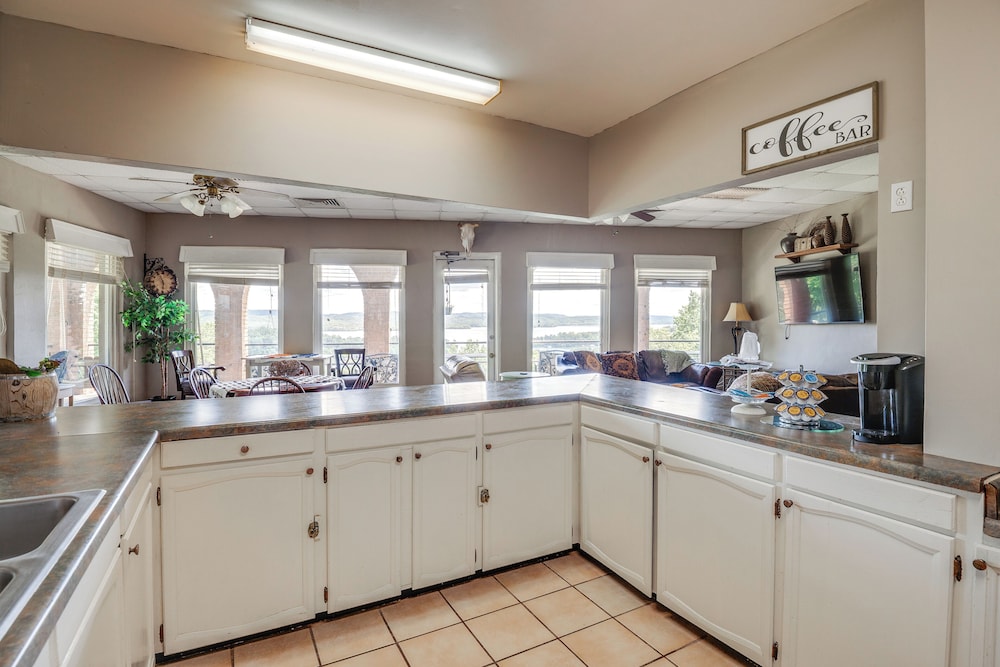 1 Mi to Lake Guntersville: Scenic Condo Retreat!
