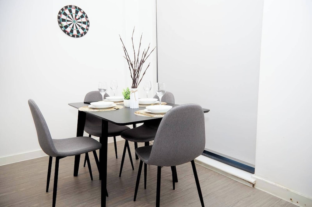 Apartment-sleeps4-streetparking-balcony-duplex