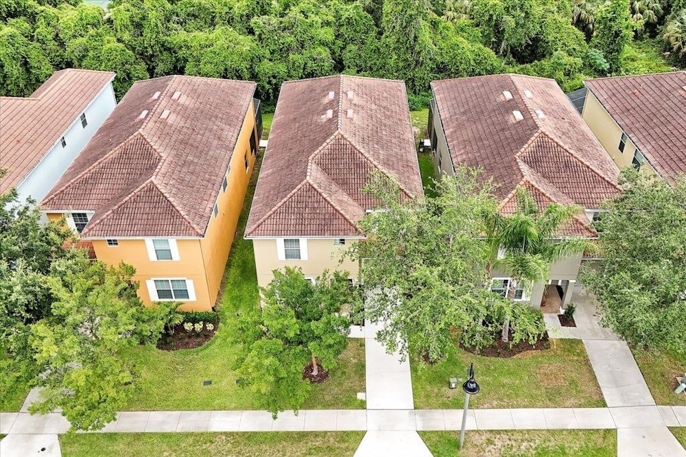 Spacious Vacation Home, No Rear Neighbors! Close To Clubhouse,bbq, Resort Community 6 Bedroom Home