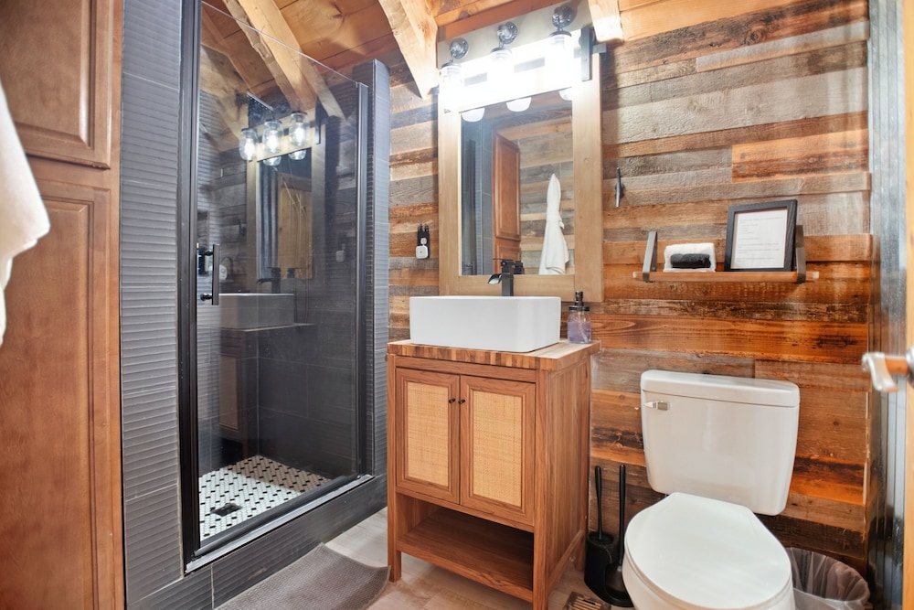 Boujee Bear Cabin With Hot Tub & Putting Green 2 Bedroom Cabin