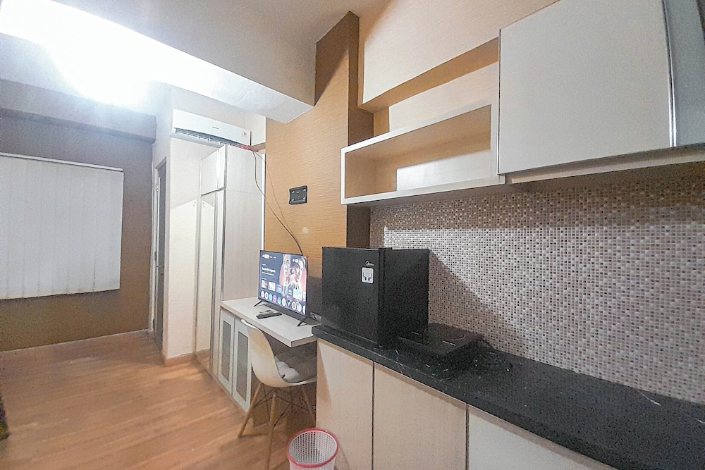 Homey Studio Apartment At Easton Park Residence Jatinangor