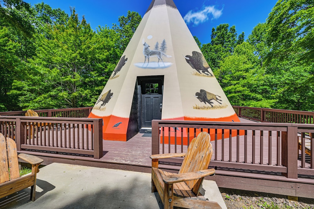 5 Mi to Mammoth Cave NP: Teepee Studio Escape