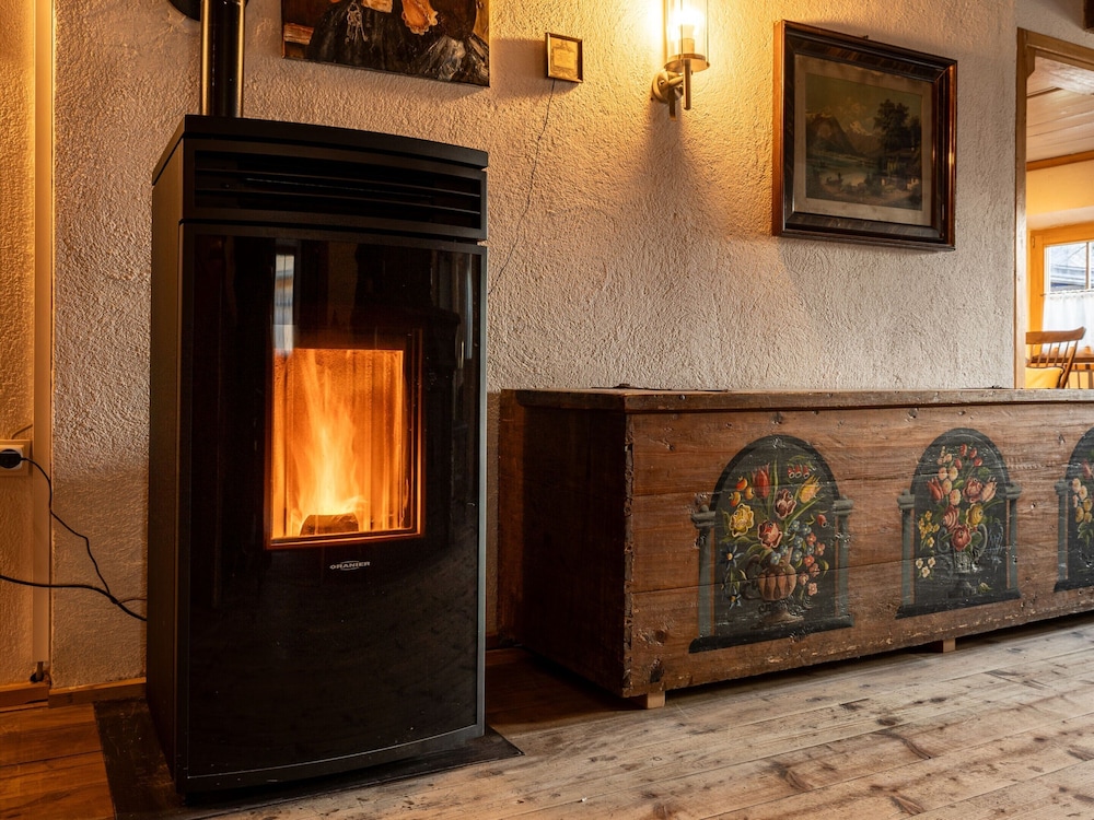Historic Farmhouse: 200 Years old Meets new