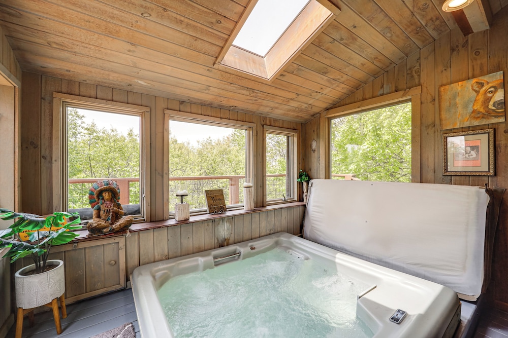 8 Mi to Ski Slopes! Hot Tub Haven in Seven Devils