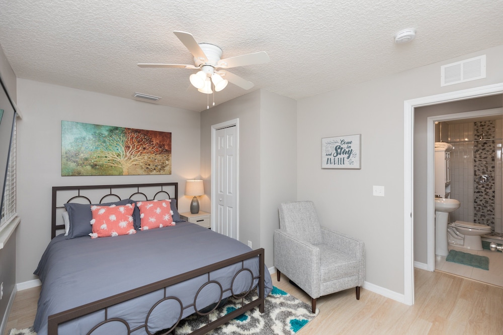Charming Downtown Cottage 3 Bedroom Home