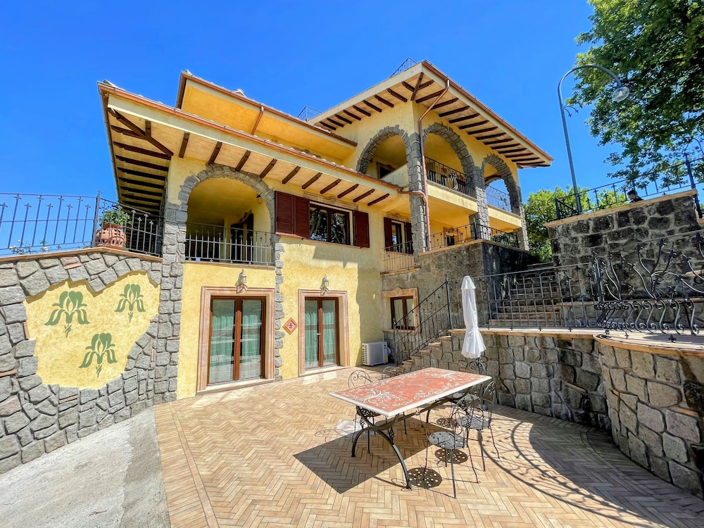 Charming Villa in Umbria - Sleeps 16 - Lake View - Pool, Jacuzzi and Events Room