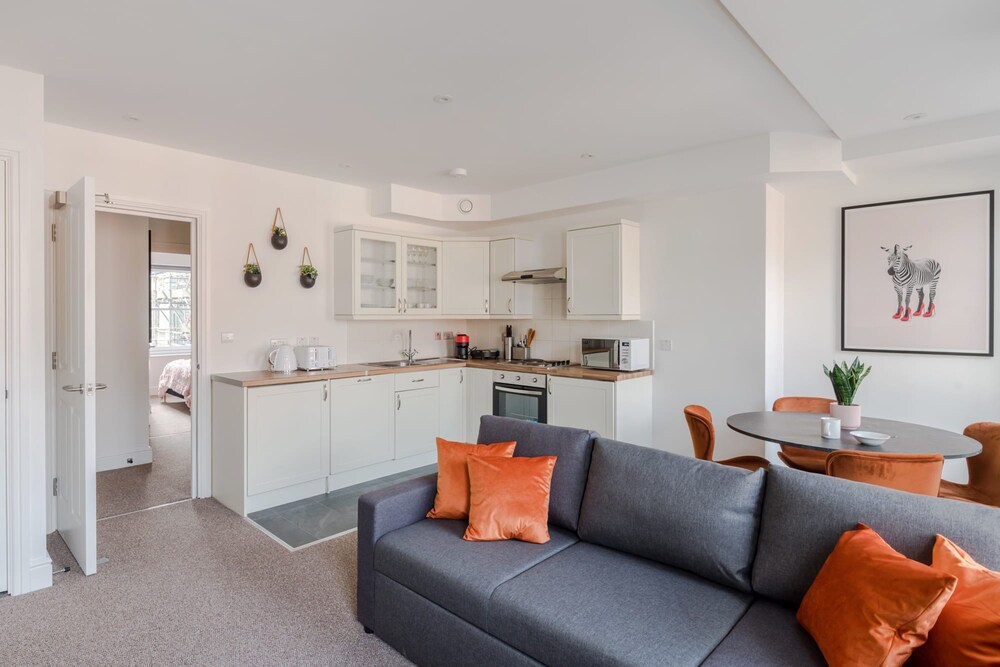 The Vanity Affair - Fitzrovia - by Frankie Says