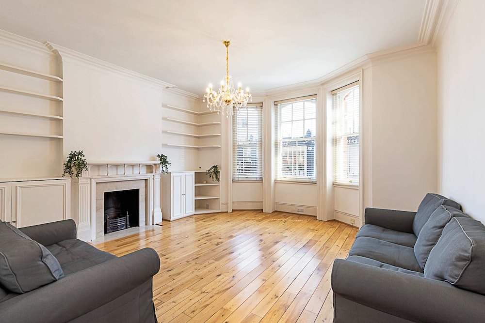 Kensington Tranquility: Elegant Two-bed Retreat