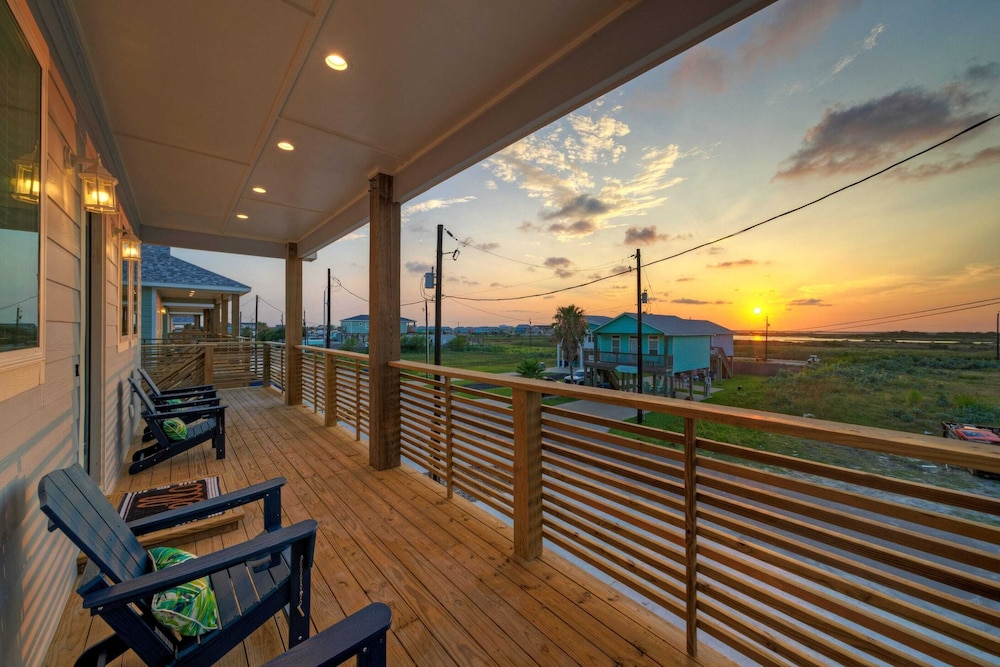 Deja Blue Coastal Retreat w/ Pool, Firepit, BBQ & Outdoor TV Lounge
