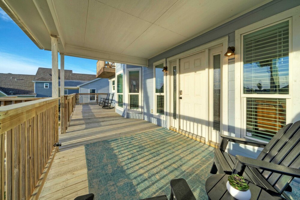 Sleeps 20! 2 Homes Near the Beach, Private Pools, Gameroom, Large Family Retreat